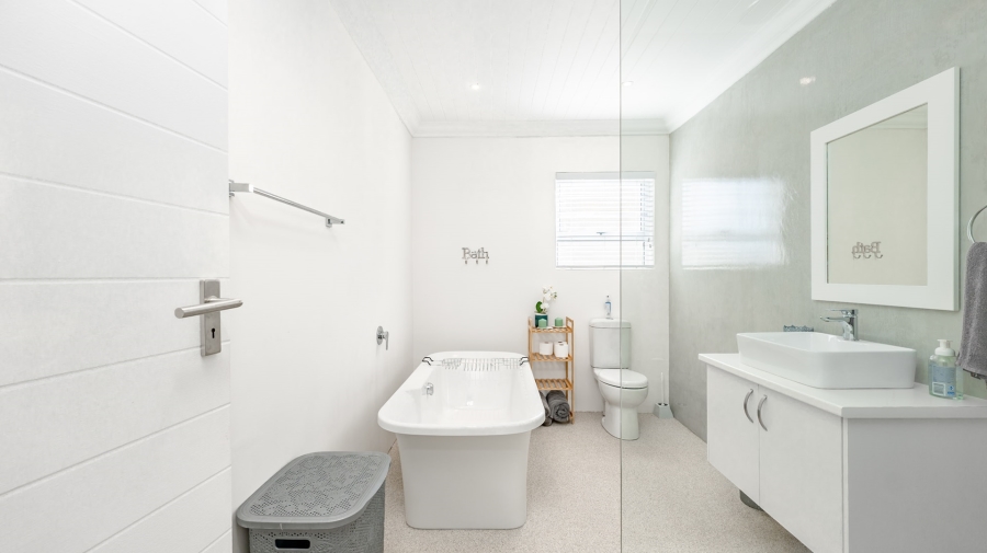 4 Bedroom Property for Sale in Struisbaai Western Cape